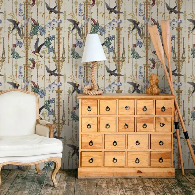 Tapet cu motive florale delicate si pasari delicate, decorat cu lanturi aurii si coloane