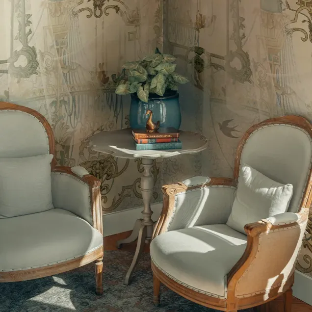 Tapet Silver Fountain cu design floral si accente vintage, perfect pentru un living sau dormitor.