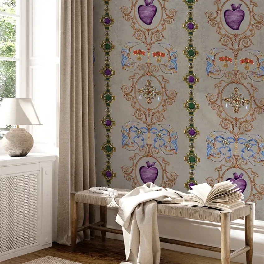 Tapet cu design regal, cu o cruce aurită în centru, motive florale și linii delicate, în culori bogate.