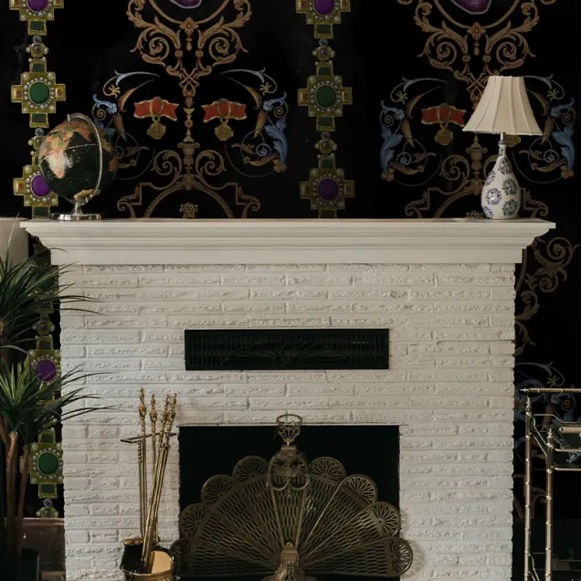 Tapet cu design regal, cu o cruce aurită în centru, motive florale și linii delicate, în culori bogate.