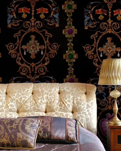 Tapet cu design regal, cu o cruce aurită în centru, motive florale și linii delicate, în culori bogate.