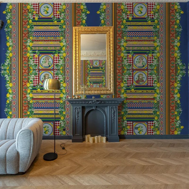 Fototapet personalizat cu design floral și detalii decorative într-un living modern