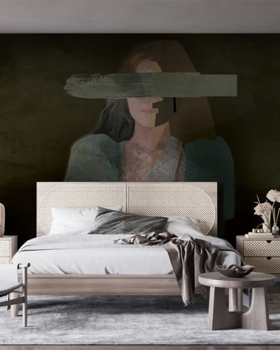 Tapet cu o femeie cu o expresie enigmatică, ascunsă parțial de o pensulă abstractă, pe un fundal verde închis