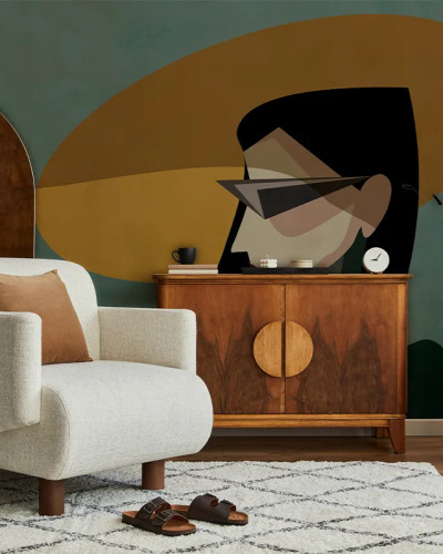 Tapet modern cu design abstract, o femeie cu ochelari de soare și pălărie.
