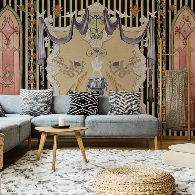 Un tapet cu design baroc personalizat, cu îngeri, flori și o vază, pe un fundal întunecat cu dungi verticale.