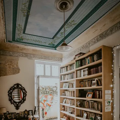 Wallpaper personalizat cu design geometric elegant și o freză clasică cu flori delicate