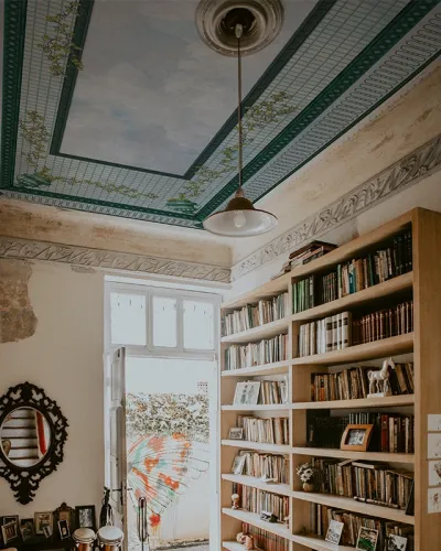 Wallpaper personalizat cu design geometric elegant și o freză clasică cu flori delicate