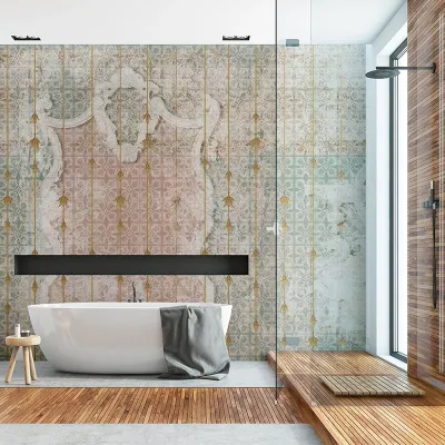 Tapet Antico Amore (blush) - personalizat, cu un design vintage elegant, prezentat intr-un decor de baie modern.