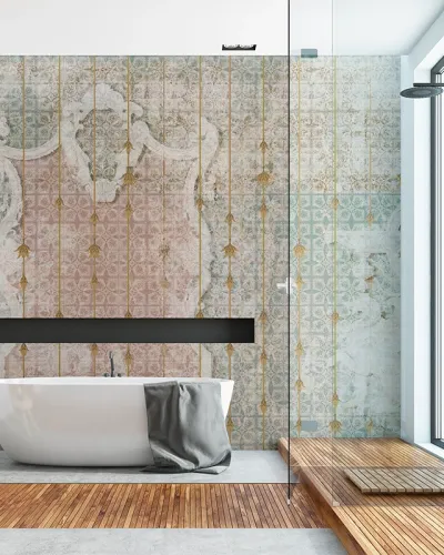 Tapet Antico Amore (blush) - personalizat, cu un design vintage elegant, prezentat intr-un decor de baie modern.