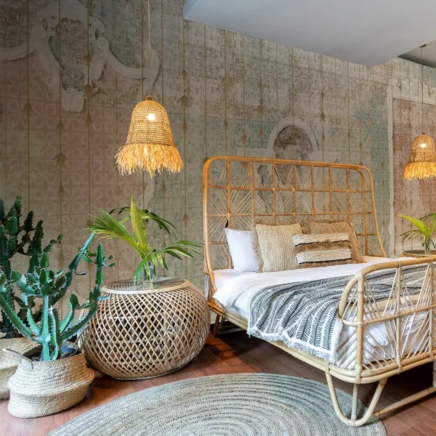 Tapet Antico Amore (blush) - personalizat, cu un design vintage elegant, prezentat intr-un decor de baie modern.