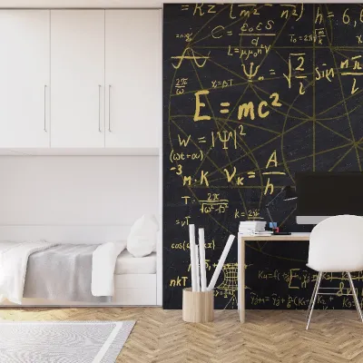 Tapet cu formule matematice scrise cu aur pe fond negru.