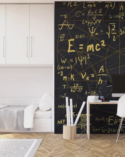 Tapet cu formule matematice scrise cu aur pe fond negru.