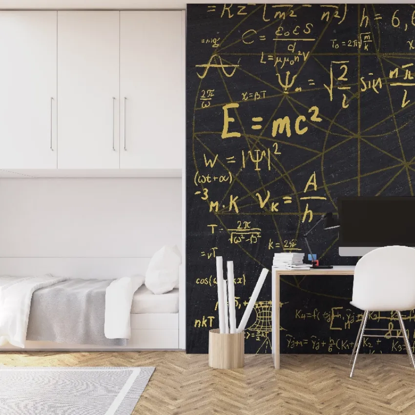 Tapet cu formule matematice scrise cu aur pe fond negru.