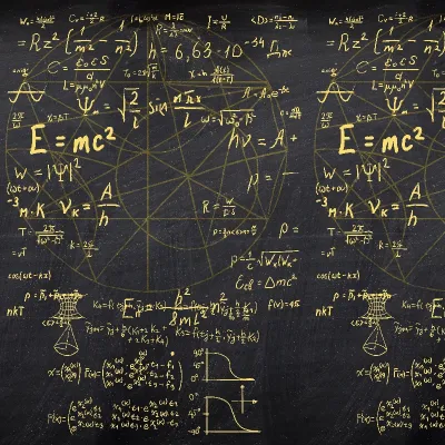 Tapet cu formule matematice scrise cu aur pe fond negru.