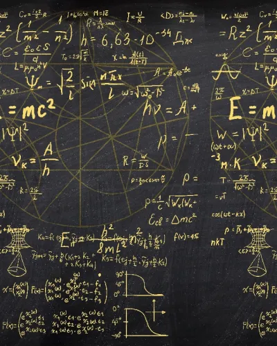 Tapet cu formule matematice scrise cu aur pe fond negru.