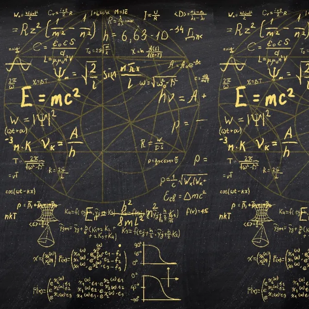 Tapet cu formule matematice scrise cu aur pe fond negru.
