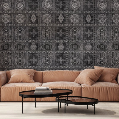 Tapet cu motive etnice într-un living modern