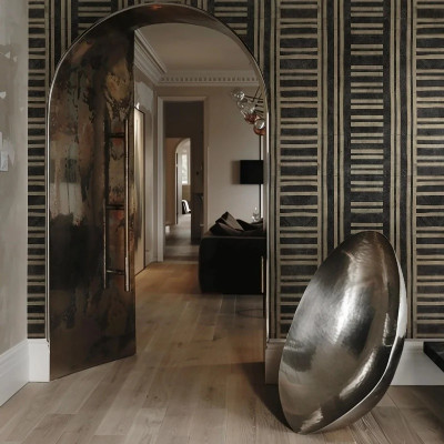 Tapet cu linii verticale negre și bej, design modern