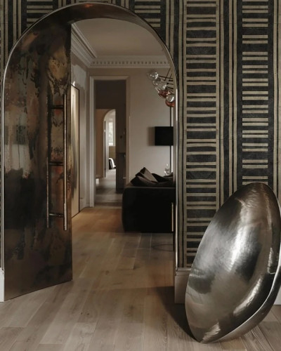 Tapet cu linii verticale negre și bej, design modern