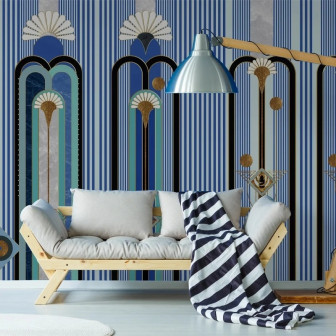 Tapet abstract cu linii albastre și elemente aurii într-un living modern