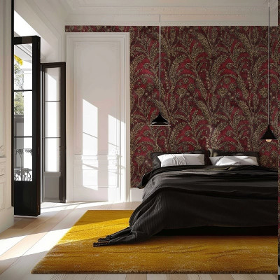 Tapet elegant cu design floral roșu și auriu într-un dormitor