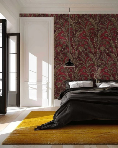 Tapet elegant cu design floral roșu și auriu într-un dormitor