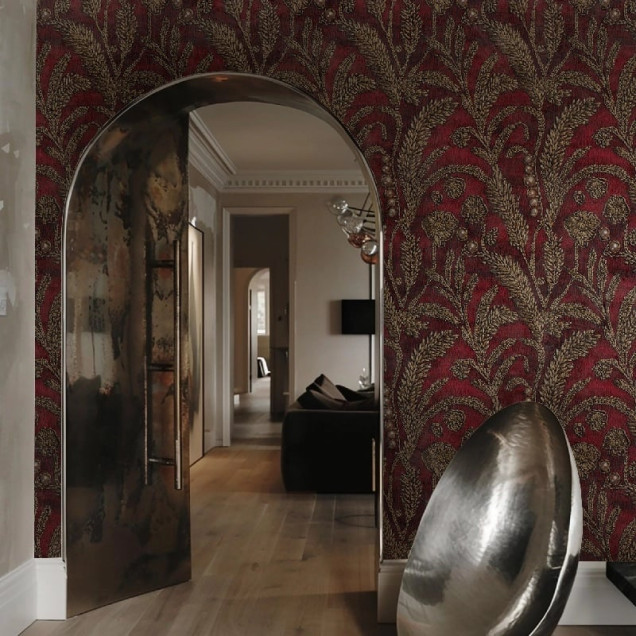 Tapet elegant cu design floral roșu și auriu într-un dormitor