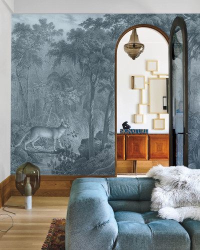 Tapet cu design minimalist Jungle Cat Blue, cu imaginea unui leu ghemuit într-o junglă luxuriantă, într-o nuanță de albastru gri.
