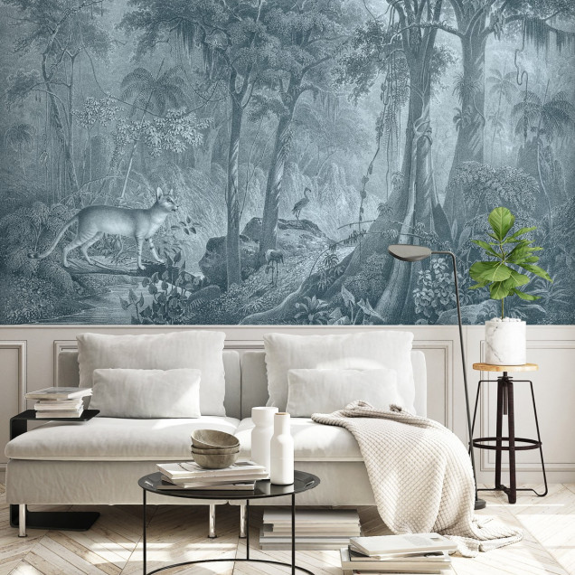 Tapet cu design minimalist Jungle Cat Blue, cu imaginea unui leu ghemuit într-o junglă luxuriantă, într-o nuanță de albastru gri.