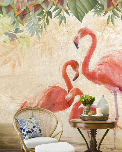 Wallpaper cu flamingo roz pe fundal pastelat, cu frunze verzi în partea de sus. Se poate observa o canapea cu o pernă albastră și o masă rotundă din lemn.