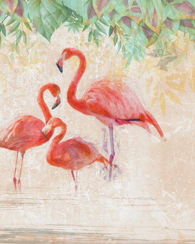 Wallpaper cu flamingo roz pe fundal pastelat, cu frunze verzi în partea de sus. Se poate observa o canapea cu o pernă albastră și o masă rotundă din lemn.