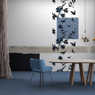 Wallpaper cu flori negre pe fundal alb, cu o nuanţă de gri în centru. Imagine perfectă pentru un living modern.