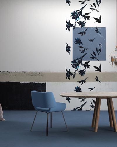 Wallpaper cu flori negre pe fundal alb, cu o nuanţă de gri în centru. Imagine perfectă pentru un living modern.