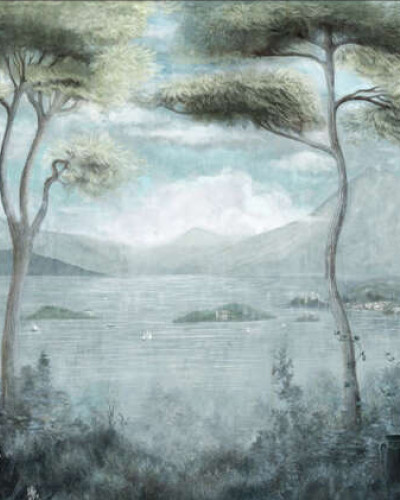 Tapet decorativ cu peisaj idilic, cu un lac, munti si copaci