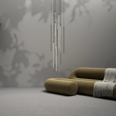 Wallpaper modern cu design minimalist, ce prezintă un perete gri cu un corp de iluminat din tuburi metalice și o canapea bej în prim plan.