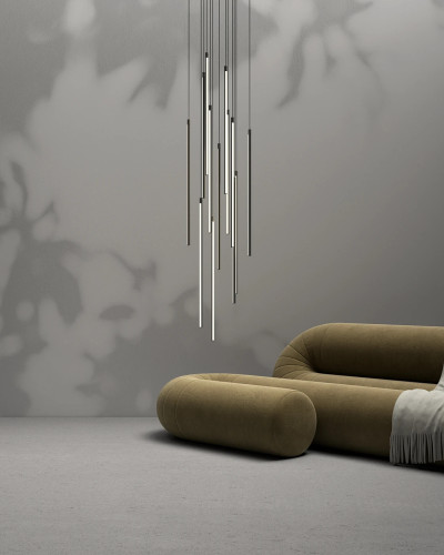 Wallpaper modern cu design minimalist, ce prezintă un perete gri cu un corp de iluminat din tuburi metalice și o canapea bej în prim plan.