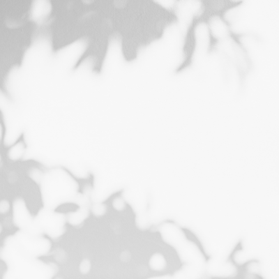 Wallpaper modern cu design minimalist, ce prezintă un perete gri cu un corp de iluminat din tuburi metalice și o canapea bej în prim plan.