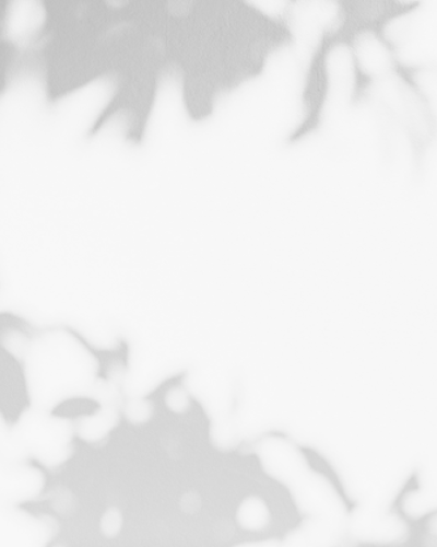 Wallpaper modern cu design minimalist, ce prezintă un perete gri cu un corp de iluminat din tuburi metalice și o canapea bej în prim plan.