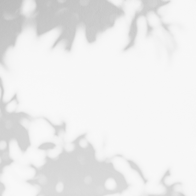 Wallpaper modern cu design minimalist, ce prezintă un perete gri cu un corp de iluminat din tuburi metalice și o canapea bej în prim plan.