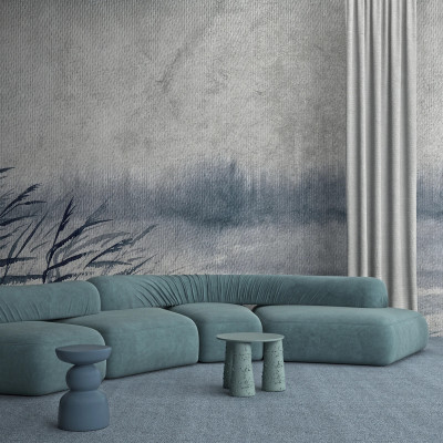 Tapet cu design abstract modern, culori albastru deschis, gri. Tapetul se află pe un perete din livingul unei case moderne, pe un perete din spatele unei canapele de culoare turcoaz.