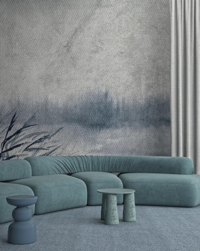 Tapet cu design abstract modern, culori albastru deschis, gri. Tapetul se află pe un perete din livingul unei case moderne, pe un perete din spatele unei canapele de culoare turcoaz.