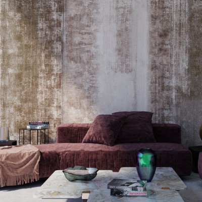 Tapet cu aspect de beton în nuanțe de auriu staniu. Tapetul este prezentat într-un living modern, cu o canapea bordo și o masă de cafea cu elemente decorative.