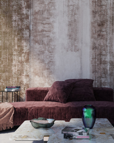 Tapet cu aspect de beton în nuanțe de auriu staniu. Tapetul este prezentat într-un living modern, cu o canapea bordo și o masă de cafea cu elemente decorative.
