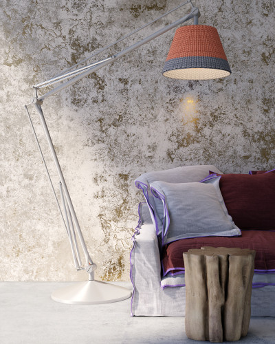 Wallpaper cu aspect de beton auriu, cu o canapea si o lampa in fundal
