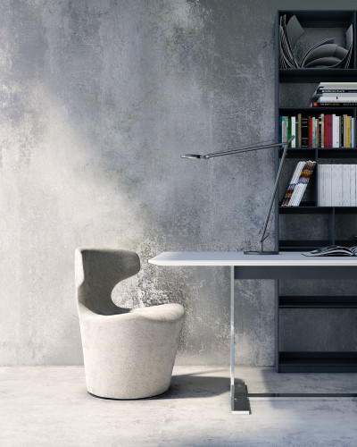 Tapet cu aspect de beton, cu o culoare argintie. Tapetul este prezentat într-un interior modern, cu un birou și un scaun gri.