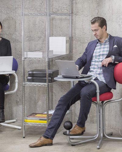 Birou și scaun ergonomic cu design modern