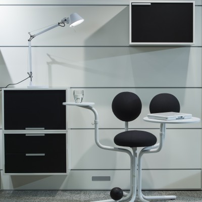 Birou și scaun ergonomic cu design modern