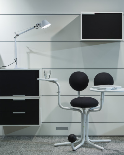 Birou și scaun ergonomic cu design modern