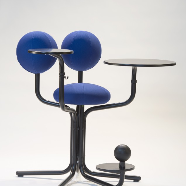 Birou și scaun ergonomic cu design modern