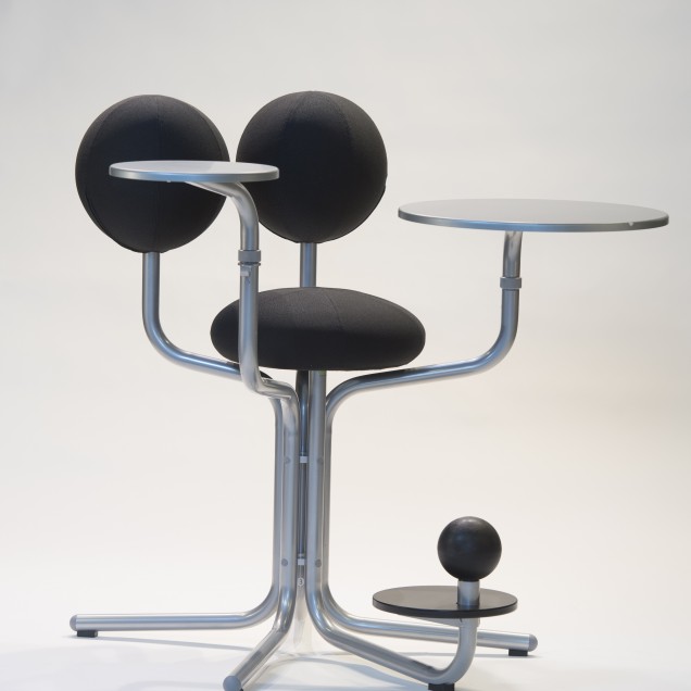 Birou și scaun ergonomic cu design modern